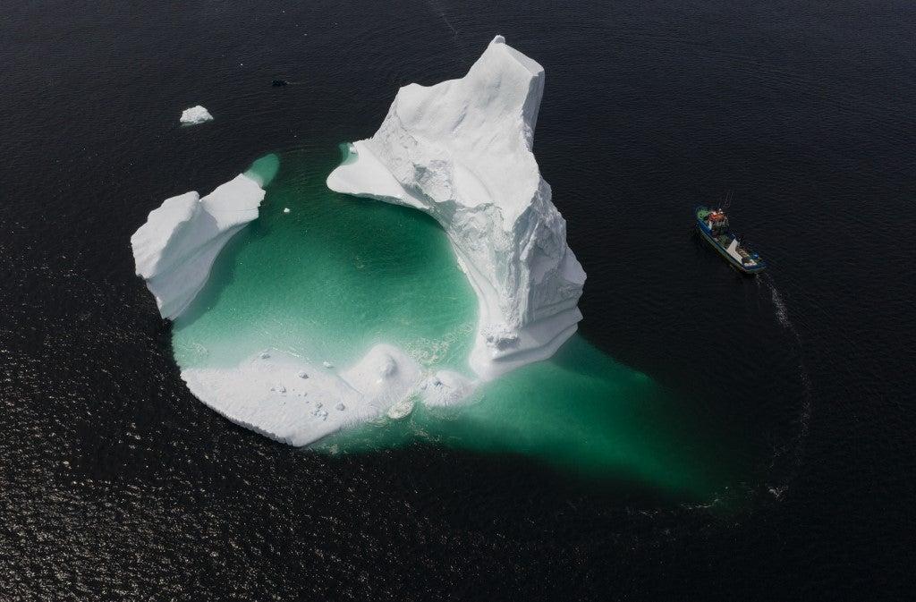 Une photo aérienne montrant le bateau du capitaine Edward Kean passant près d'un iceberg dans la baie de Bonavista, le 29 Juin, 2019 Terre-Neuve, au Canada. Johannes Eisele/AFP