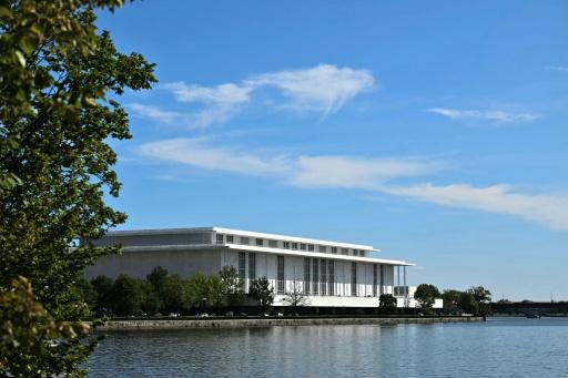 Trump menace de ne pas rouvrir le Kennedy Center si son nom n'y est pas apposé