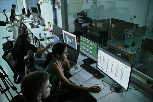 Trabajadores monitorean una prueba de detección de cáncer utilizado perros en Bengalore, India, el 28 de julio de 2026 — Idrees MOHAMMED / AFP