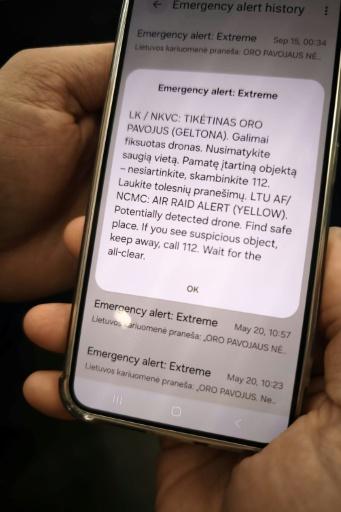 Un message d'alerte au drone envoyé à la population, visible sur un smartphone, à Vilnius en Lituanie le 15 septembre 2026 — Petras MALUKAS / AFP