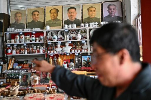 Un vendeur proposant des représentations de Mao Zedong et d'autres leaders chinois dans une boutique de Sazhai, en Chine, le 19 août 2026 — Pedro PARDO / AFP