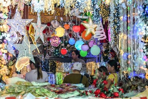 Des décorations de Noël en vente sur un marché à Manille, le 4 septembre 2026 aux Philippines — Jam STA ROSA / AFP