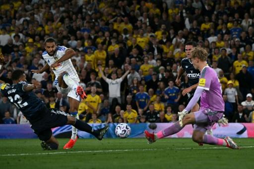 Leeds goleia Newcastle e sobe para 3º no Campeonato Inglês