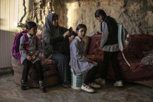 عائلة فلسطينية تجد ملاذا آمنا في كهف بعد هدم منزلها في الضفة الغربية