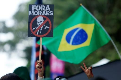 Un manifestant brandit une pancarte exigeant le départ du juge Alexandre de Moraes pendant un rassemblement à São Paulo, le 7 septembre 2026 — Miguel SCHINCARIOL / AFP