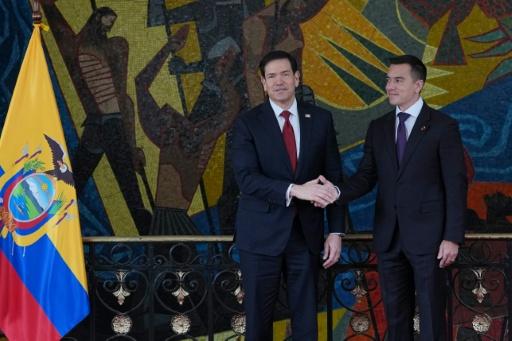Daniel Noboa recebe Marco Rubio no Palácio Carondelet, em Quito — Dolores Ochoa / AFP