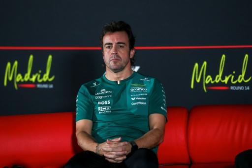 Evasive Alonso teases reporters on his F1 future