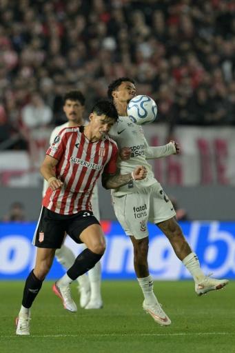 El delantero de Estudiantes #32 Joaquin Correa (izq) y el mediocampista del Corinthians #29 Allan pelean por el balón en duelo por Copa Libertadores en La Plata,  Argentina, el 9 de setiembre de 2026 — JUAN MABROMATA / AFP