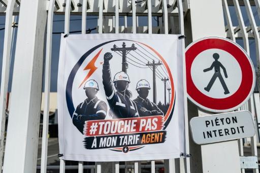Une affiche syndicale opposée à la suppression du tarif agent à l'entrée de la centrale nucléaire de Gravelines dans le Nord le 15 septembre 2026 — Sameer Al-DOUMY / AFP