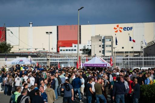Les employés en grève de la centrale nucléaire de Gravelines devant l'établissement le 15 septembre 2026, dans le Nord — Sameer Al-DOUMY / AFP