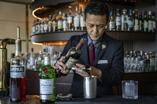 Le barman Shingo Miyachi fabrique un cocktail au bar de l'hôtel Hilton de Narita, au Japon, le 19 juin 2026 — Yuichi YAMAZAKI / AFP