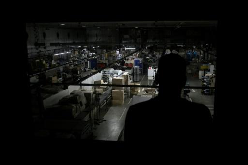 Emmanuel Fernandez, director de la marca de zapatos Kioshi Footwear, en la fábrica de la empresa en 9 de Abril, Esteban Echeverría, provincia de Buenos Aires, el 27 de agosto de 2026. — JUAN MABROMATA / AFP
