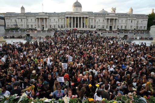 Seguidores de Jason Arday dejan flores tras participar en una concentración en homenaje al fallecido profesor de Cambridge en Trafalgar Square, en el centro de Londres, el 17 de agosto de 2026, tras su muerte a los 41 años, tres días antes — CARLOS JASSO / AFP