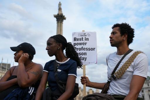 Seguidores participan en una concentración en homenaje al fallecido profesor de Cambridge Jason Arday, en Trafalgar Square, en el centro de Londres, el 17 de agosto de 2026, tras su muerte a los 41 años, tres días antes — CARLOS JASSO / AFP