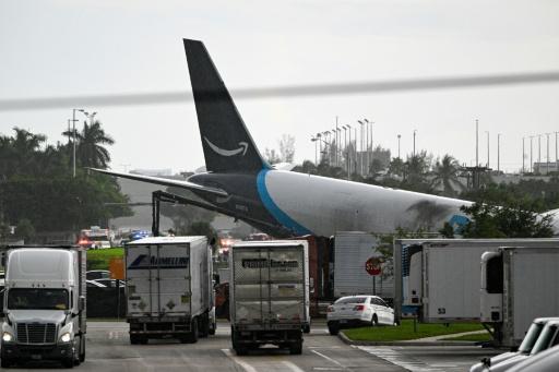 Avião de carga sai da pista, atinge veículos e pega fogo em Miami