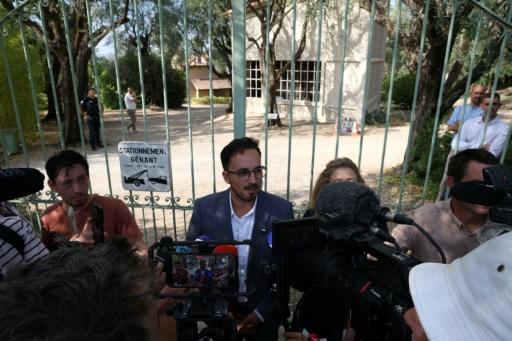 Le maire de Cagnes-sur-Mer, Bryan Masson, s'adresse aux médias devant le Musée Renoir après le vol de quatre oeuvres d'art, le 8 septembre 2026 dans les Alpes-Maritimes — Valery HACHE / AFP