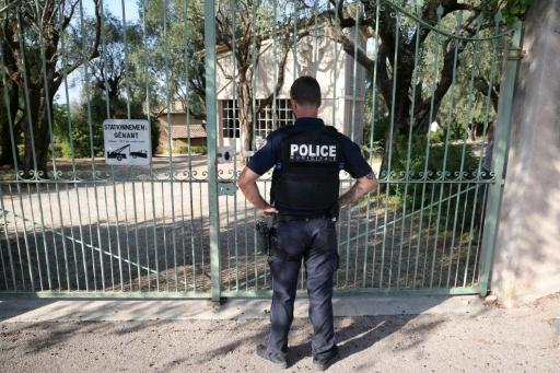 Un policier devant l'entrée du musée Renoir à Cagnes-sur-Mer après le vol de quatre oeuvres d'art, le 8 septembre 2026 dans les Alpes-Maritimes — Valery HACHE / AFP