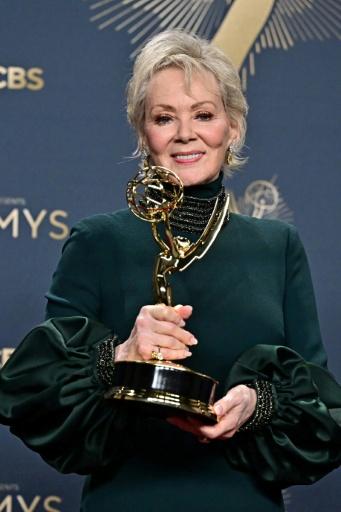 Jean Smart, con su Emmy a Mejor actriz principal de serie de comedia, por su trabajo en "Hacks", el 14 de septiembre de 2025 en Los Ángeles — Frederic J. Brown / AFP