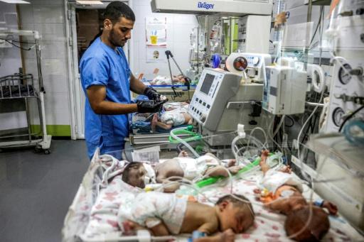Un personnel médical vérifie les constantes de santé de bébés prématurés à l'hôpital Nasser à Khan Yunis, dans les territoires palestiniens, le 7 septembre 2026 — BASHAR TALEB / AFP