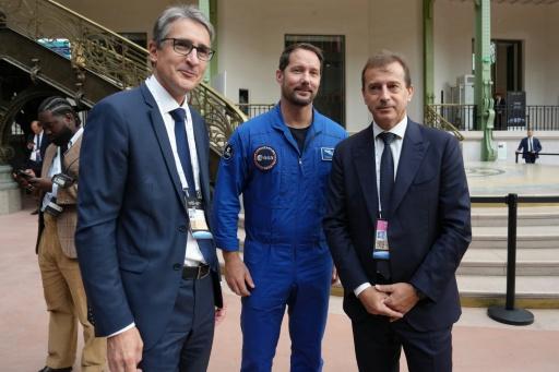 Le directeur général d'Airbus Guillaume Faury (d), l'austronaute français Thomas Pesquet (c) et le PDG de Thales Patrice Caine (g) à Paris, le 10 septembre 2026 — Aurelien Morissard / AFP