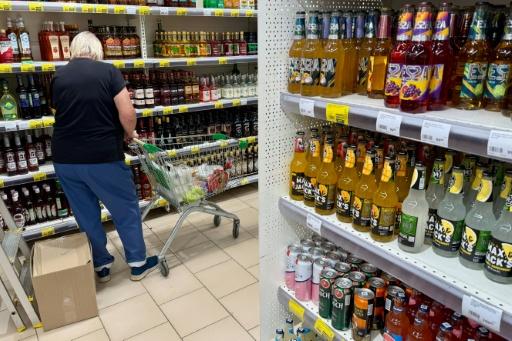 Des clients achètent de l'alcool dans un supermarché de Vologda, le 14 juillet 2026 — Igor IVANKO / AFP