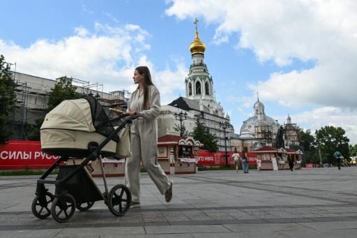Une femme avec une poussette à Vologda, le 14 juillet 2026 — Igor IVANKO / AFP
