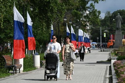 Des femmes se promènent avec une poussette dans Vologda, le 14 juillet 2026 — Igor IVANKO / AFP