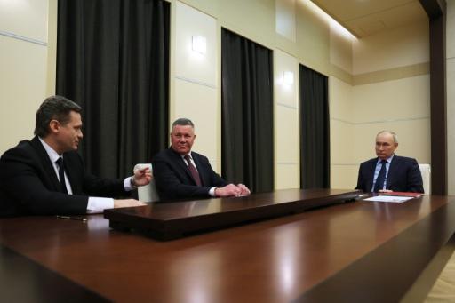 Cette photo diffusée par l'agence russe Sputnik montre le président russe Vladimir Poutine (à droite), l'ex-gouverneur de la région de Vologda, Oleg Kouvchinnikov (centre) et le gouverneur par intérim Guéorgui Filimonov (à gauche) près de Moscou, le 31 octobre 2023 — Gavriil GRIGOROV / AFP