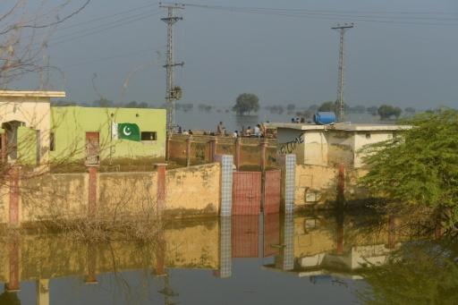 Une école inondée dans la zone sinistrée de Chandan Mori, dans le district de Sindh, au Pakistan, le 28 octobre 2022 — Asif HASSAN / AFP