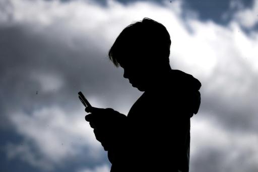 Ce que l'on sait des nouvelles pistes pour interdire les réseaux sociaux aux ados
