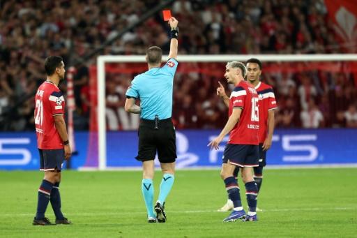 L'arbitre Georgi Kabakov donne un carton rouge au Lillois Ethan Mbappé (à droite) lors du match de C1 contre le Bétis Séville dans le stade Pierre Mauroy de Villeneuve d'Ascq le 8 septembre 2026 en France — Sameer AL-DOUMY / AFP
