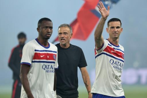 El entrenador Luis Enrique (centro) entre el ecuatoriano Willian Pacho (izquierda) y el español Fabián Ruiz (derecha) saludando a los hinchas antes del inicio del partido del PSG ante el Mónaco en la Ligue 1. En París, el 4 de septiembre de 2026 — Anne-Christine POUJOULAT / AFP