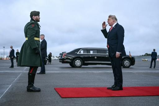 O presidente dos Estados Unidos, Donald Trump (D), aterrissou na Irlanda a bordo de um avião cedido pelo Catar — Brendan SMIALOWSKI / AFP