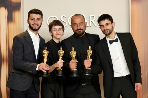 Los cuatro autores del documental "No other land" con el Óscar que ganaron en 2025 — Mike Coppola