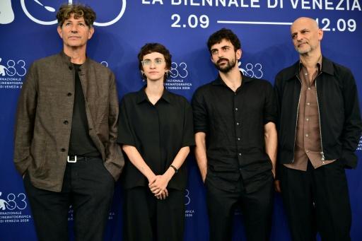 Los periodistas israelíes Rachel Szor y Yuval Abraham, en el centro, junto a dos de los productores de su documental "NAZA", entre ellos l director británico Jonathan Glazer (I) en la Mostra de Venecia, el 10 de septiembre de 2026 — Stefano RELLANDINI / AFP