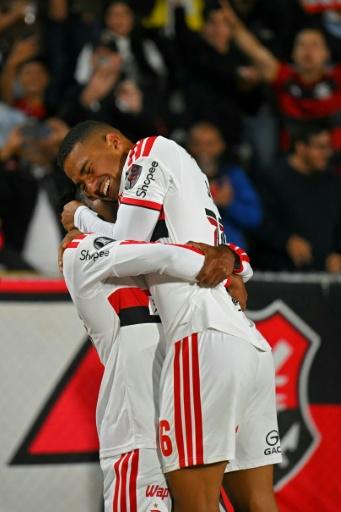 Los delanteros brasileños Bruno Henrique (izq.) y Samuel Lino celebran un gol del Flamengo ante el Independiente del Valle en el partido de ida de los cuartos de final de la Copa Libertadores, en Quito, el 10 de septiembre de 2026 — Rodrigo Buendía / AFP