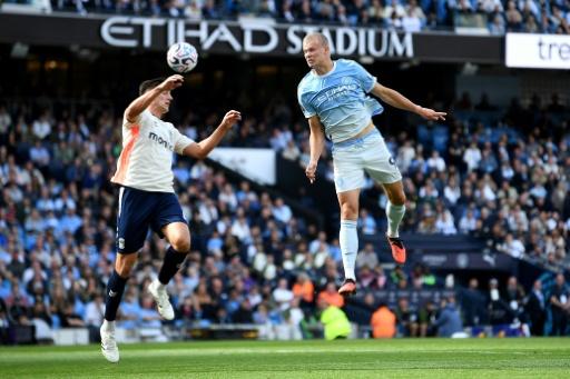 Haaland marca de cabeça e City segue 100% no Inglês