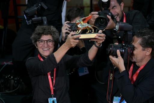 George Clooney vira fotógrafo da AFP por alguns instantes
