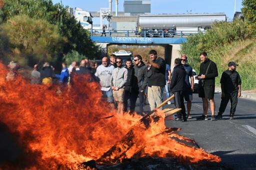 Des pêcheurs bloquent l'accès au dépôt pétrolier de Frontignan près de Sète dans l'Hérault, le 17 septembre 2026 — Sylvain THOMAS / AFP