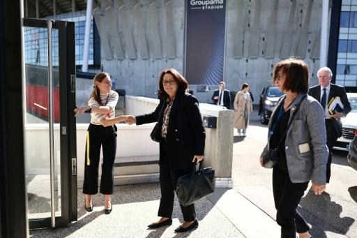 La ministre française des Sports Marina Ferrari (C) et l'ancien Premier ministre Michel Barnier (D) à leur arrivée à la réunion du comité exécutif consacré à l'organisation des JO-2030 dans les Alpes, le 10 septembre 2026 à Décines-Charpieu — Alex MARTIN / AFP