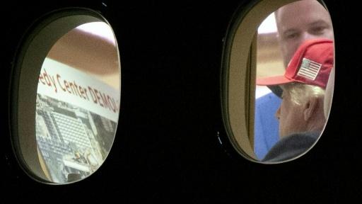 Foto da AFP mostra Trump examinando imagem de aparente demolição do Kennedy Center