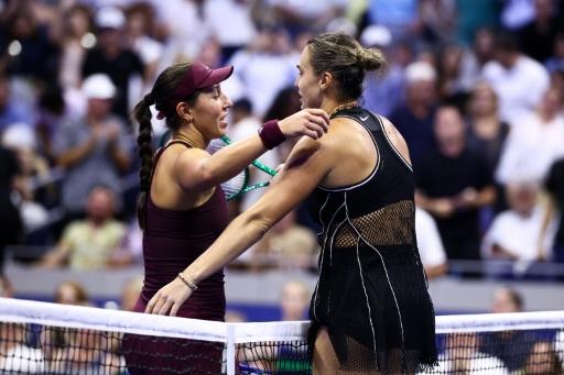 Jessica Pegula (izquierda) felicita a Aryna Sabalenka tras su derrota en semifinales del US Open el 10 de septiembre de 2026 — CHARLY TRIBALLEAU / AFP