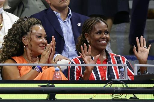 Michelle Obama (derecha), ex primera dama de Estados Unidos, saluda al público en las semifinales del US Open el 10 de septiembre de 2026 — MATTHEW STOCKMAN