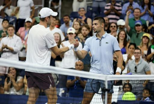Le Néerlandais Botic van de Zandschulp et le Français Arthur Gea se serrent la main après la victoire de van de Zandschulp lors du match des huitièmes de finale du simple messieurs, disputé le 7 septembre 2026, lors de l'US Open, à New York — Leonardo MUNOZ / AFP