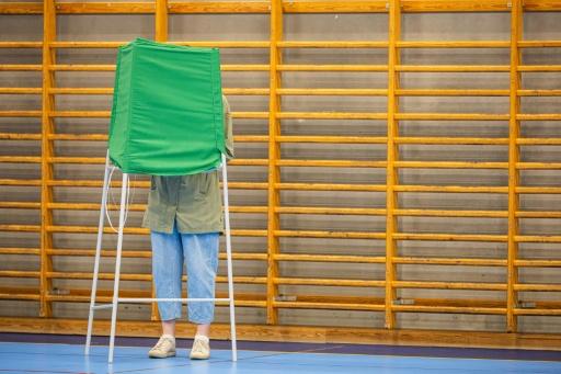 Une personne vote aux élections législatives en Suède, le 12 septembre 2026 à Nacka, dans le comté de Stockholm — Jonathan NACKSTRAND / AFP
