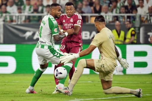 Le défenseur du Betis Séville Natan Bernardo de Souza (G) et le gardien Alvaro Valles (D) entourent l'attaquant français du Real Madrid Kylian Mbappé lors de la victoire du club andalou 1-0, en Liga, le 4 septembre 2026 à Séville — JORGE GUERRERO / AFP