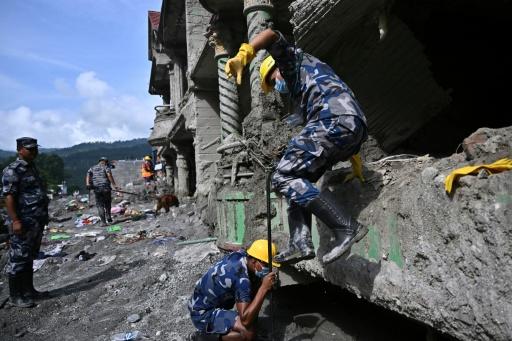 Des policiers mènent une opération de recherche et de sauvetage après des crues soudaines à Trishuli, dans le district de Nuwakot, le 7 septembre 2026 au Népal — Pedro PARDO / AFP