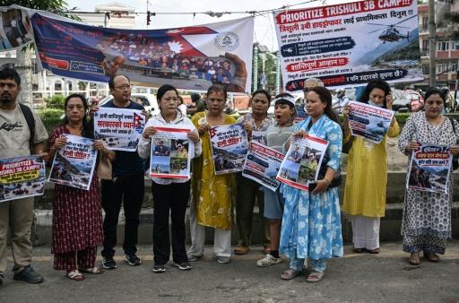 Des proches et des familles des victimes portées disparues lors des crues soudaines du 26 août appellent le gouvernement à intensifier les recherches, le 7 septembre 2026 à Katmandou, au Népal — PRAKASH MATHEMA / AFP