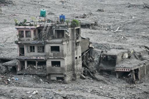 Un bâtiment endommagé submergé par la boue lors des crues soudaines à Trishuli, dans le district de Nuwakot, le 7 septembre 2026 au Népal — Pedro PARDO / AFP