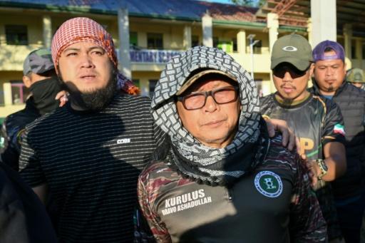 عبد الله ماكابار (في المقدمة إلى اليمين)، القائد السابق في جبهة مورو الإسلامية للتحرير والمعروف باسمه الحركي "القائد برافو"، يغادر مركز اقتراع بعد الإدلاء بصوته في مدينة مراوي بجزيرة مينداناو الجنوبية، في 14 أيلول/سبتمبر 2026. — تيد الجيبي